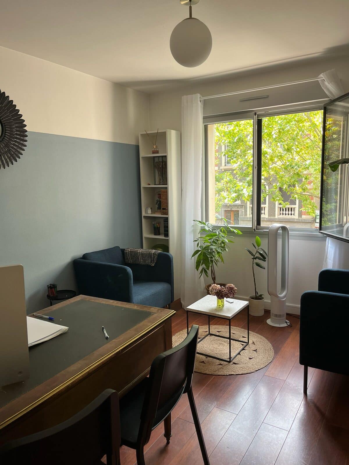 Le cabinet d’Emeline Granseigne, ses fauteuils bleus et sa grande fenêtre